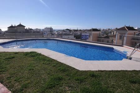 Amplio Apartamento Con Piscina Cerca De La Playa Нерха Екстериор снимка